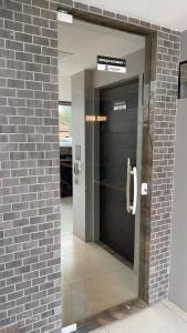 een deur in een bakstenen muur in een gebouw bij Apto elegante no Catolé 301 in Campina Grande +23 foto's