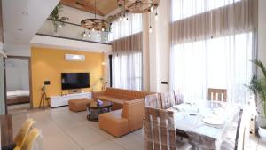 een woonkamer met een eettafel en een bank bij Amber Moon in Dagshai