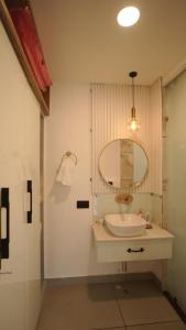 een badkamer met een wastafel en een spiegel bij Amber Moon in Dagshai +32 foto's