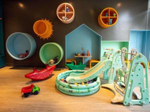 uma sala de jogos infantil com diferentes tipos de equipamentos de playground em Novotel Sao Paulo Morumbi em São Paulo