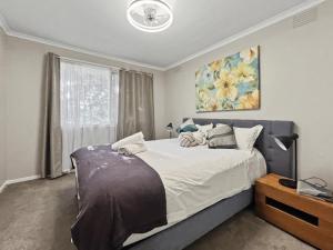 En eller flere senge i et værelse på U2 Modern Clayton Retreat