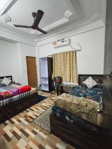 Postel nebo postele na pokoji v ubytování Kusum Home Stay