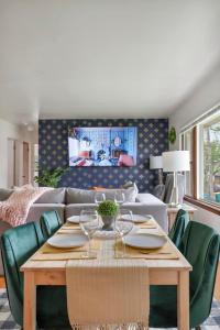 een woonkamer met een tafel en groene stoelen bij Executive Retreat - 2 Parking Spaces, Sleeps 4! in Westmont