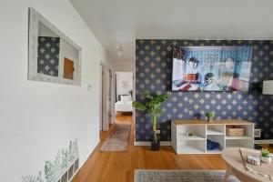 een woonkamer met een blauwe en witte muur bij Executive Retreat - 2 Parking Spaces, Sleeps 4! in Westmont