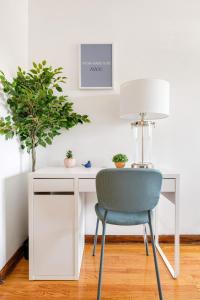 een wit bureau met een stoel en een lamp bij Executive Retreat - 2 Parking Spaces, Sleeps 4! in Westmont +10 foto's