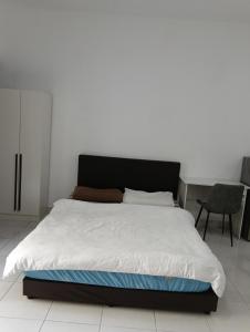 Postel nebo postele na pokoji v ubytování Youth City Residence, Nilai Studio + 4 fotografie