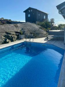 Bazén v ubytování Seaside House With Pool Near Hällevikstrand nebo v jeho okolí