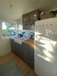 Kuchyň nebo kuchyňský kout v ubytování Seaside House With Pool Near Hällevikstrand