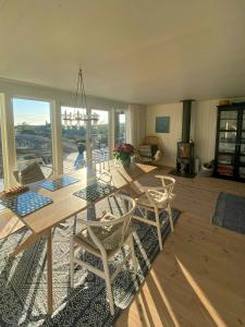 Posezení v ubytování Seaside House With Pool Near Hällevikstrand