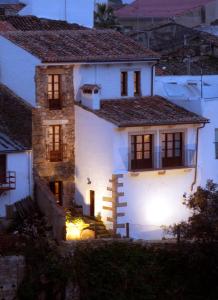 una casa blanca con una escalera que conduce a ella en Casa Rural Canchalejo, en Montánchez