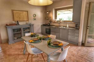 Кухня или мини-кухня в Villa With Private Pool Between Assisi And Todi
