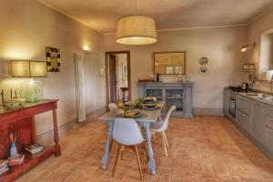 Кухня или мини-кухня в Villa With Private Pool Between Assisi And Todi
