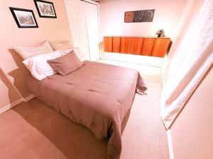een kleine slaapkamer met een bed in een kamer bij Modern 2BD 2BA Near Downtown Denver in Sandown