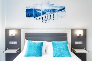 Ένα ή περισσότερα κρεβάτια σε δωμάτιο στο Jacuzzi con terraza y vistas panorámicas a Grandvalira I AndBnB +33 φωτογραφίες