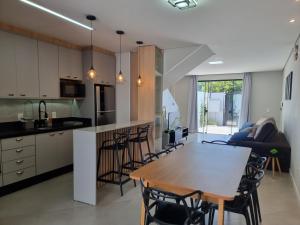 Køkken eller tekøkken på Casa Duplex a 1km do Beto Carrero e 200m da praia