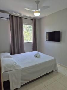 En eller flere senge i et værelse på apartamento praia da perola ilheus