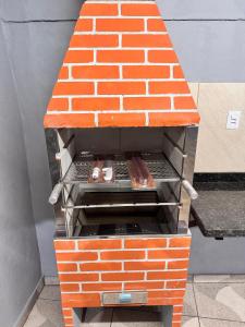 duas gavetas laranja encostadas em uma parede de tijolos em Refúgio Colonial - Figueira - Praia de Mauá em Majé