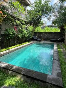 une piscine dans la cour d'une maison dans l'établissement Eka Bali Guest House, à Ubud