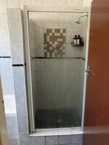 O baie la Unit 1, TraversHub Sleeps 6 Self-Catering Group Belhar, CT +19 fotografii