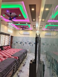 En eller flere senge i et værelse på Happy Holidays Cottage