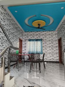 Et opholdsområde på Happy Holidays Cottage