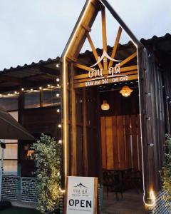 ein „Geöffnet“-Schild an der Vorderseite eines Gebäudes in der Unterkunft บ้านฤดี - Baanruedee Kohkood in Ko Kood