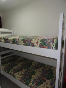 un par de literas en una habitación en Nannai residence Flat 202, en Porto de Galinhas