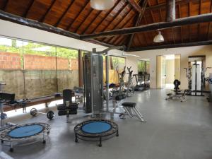 ein Fitnessstudio mit mehreren Laufbändern und anderen Trainingsgeräten in der Unterkunft Nannai residence Flat 202 in Porto De Galinhas