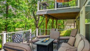 Ban công/sân hiên tại Lakeview Retreat w Kayaks Game Room Firepits Gated Community w Lake Beach Access