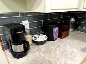 Kuchyň nebo kuchyňský kout v ubytování 1 Bedroom Unit Walking Distance to Old Town + 2 fotografie