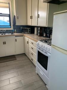 Kuchyň nebo kuchyňský kout v ubytování 1 Bedroom Unit Walking Distance to Old Town