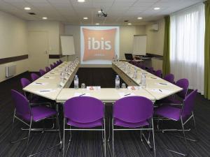 El área de trabajo o centro de convenciones de ibis Chartres Ouest Luce