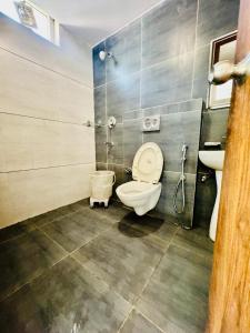 Ένα μπάνιο στο Neo Royal Residency - The Cozy Stay Lodge Manali