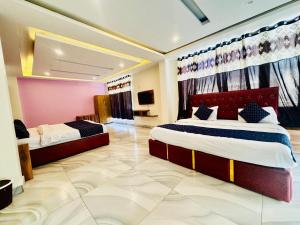 Ένα ή περισσότερα κρεβάτια σε δωμάτιο στο Neo Royal Residency - The Cozy Stay Lodge Manali +33 φωτογραφίες