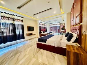Ένα ή περισσότερα κρεβάτια σε δωμάτιο στο Neo Royal Residency - The Cozy Stay Lodge Manali