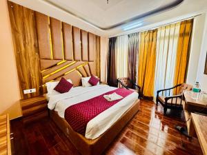 Ένα ή περισσότερα κρεβάτια σε δωμάτιο στο Neo Royal Residency - The Cozy Stay Lodge Manali