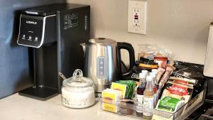 een aanrecht met een koffiezetapparaat en eten bij Prestigious Milton Designer Home in Milton