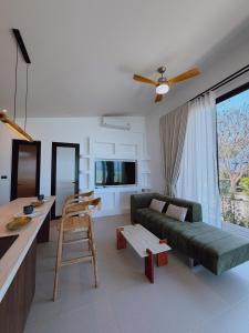 Et tv og/eller underholdning på Chaloklum Bay Resort - Tranquility Beachfront 101 + 30 billeder