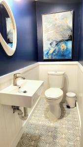 een badkamer met een wit toilet en een wastafel bij Prestigious Milton Designer Home in Milton