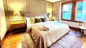 een slaapkamer met een groot bed en een raam bij Prestigious Milton Designer Home in Milton