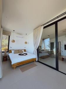 En eller flere senge i et værelse på Chaloklum Bay Resort - Tranquility Beachfront 101