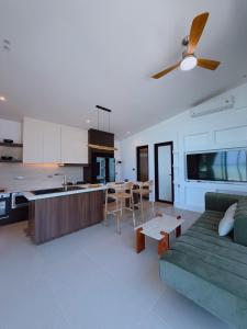 Køkken eller tekøkken på Chaloklum Bay Resort - Tranquility Beachfront 101