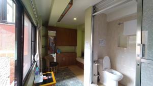 Tranquil Haven with shared kitchen access at greentara heritage home في باتان: حمام مع مرحاض ومغسلة +46 صورة