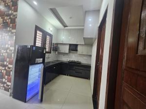 Nhà bếp/bếp nhỏ tại Ecstatic Stay, 2BHK Ground Floor, Premium location