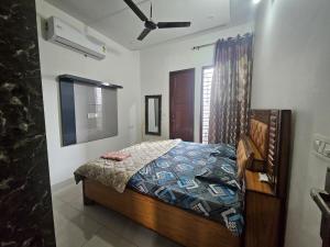 Giường trong phòng chung tại Ecstatic Stay, 2BHK Ground Floor, Premium location