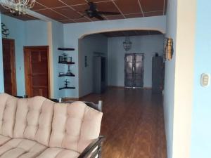 Ahuachapán Getaway : غرفة معيشة مع أريكة وأرضية خشبية +41 صورة