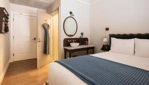 Ένα ή περισσότερα κρεβάτια σε δωμάτιο στο Gjelina Hotel