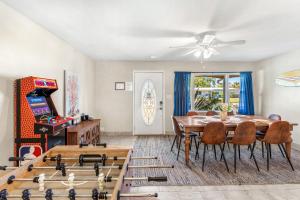 een eetkamer met een tafel en een schaakbord bij 721 Java Rd in Cocoa Beach