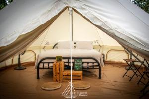 The River Glampstay في Ấp Long Ðại: خيمة بيضاء فيها سرير +67 صورة