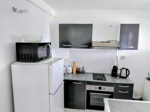 Nhà bếp/bếp nhỏ tại Maison charmante à Rivière-Pilote avec vue sur la montagne